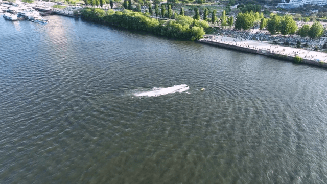 번화한 공원 근처 강에서 제트스키