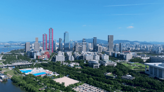 고층 건물이 있는 활기찬 도시 전경