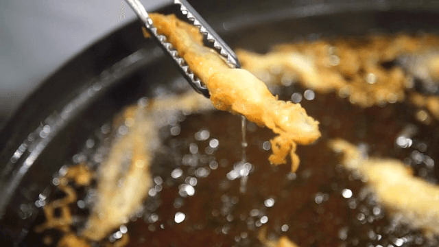 뜨거운 기름에 튀겨진 은어 튀김