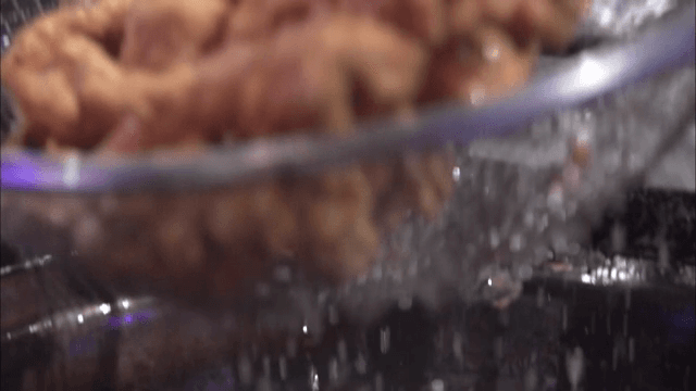 뜨거운 기름에서 건져내는 후라이드 치킨