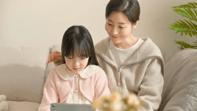 함께 태블릿을 사용하는 엄마와 딸