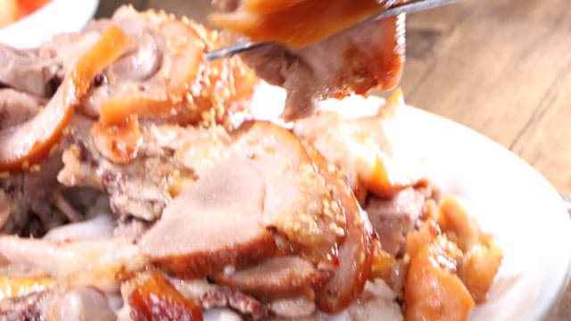 새우젓에 찍어먹는 먹음직스러운 족발 한 점