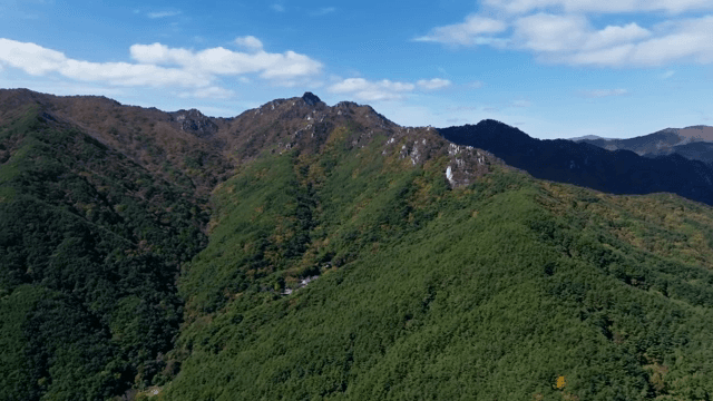 Green mountains under a clear sky
