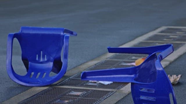 축제가 마무리된 후 어지럽혀진 도시