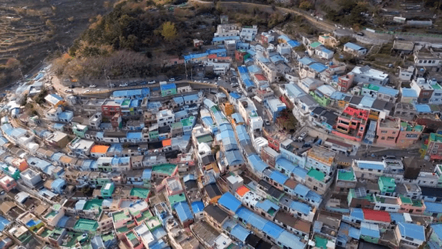 다채로운 언덕 마을과 밀집한 주택