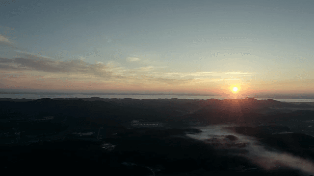 광활한 산악 지대 위의 일몰