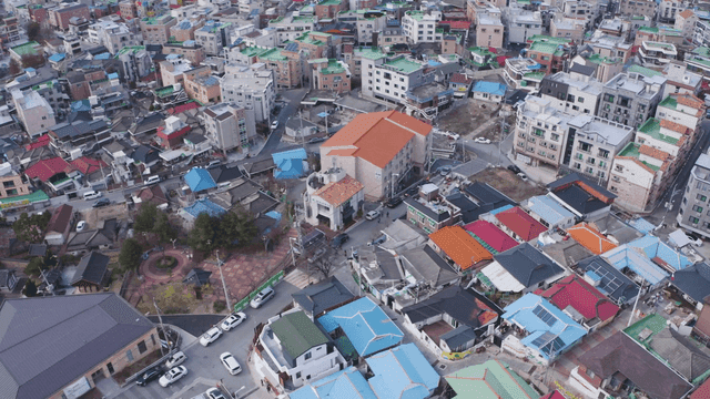 마을 도로가 집들 사이로 이어진 풍경