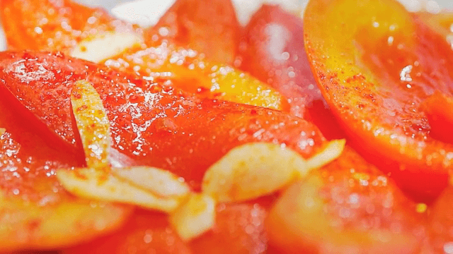 양념된 토마토 슬라이스 준비