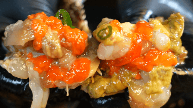 Flesh and intestines of fresh soy sauce marinated crab bursting out