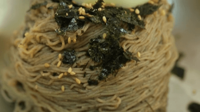 계란, 김, 깨가 올라간 막국수