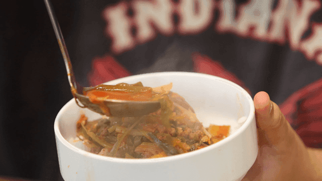 부대찌개가 담긴 그릇