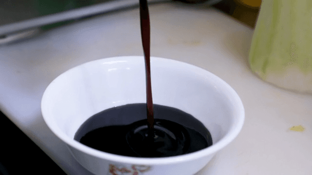 그릇에 따르는 오미자청