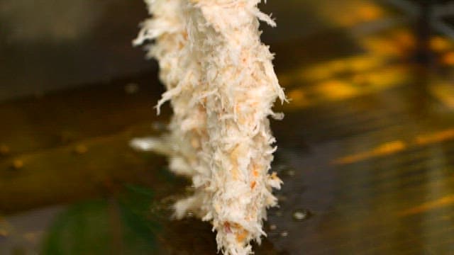 돈까스를 튀기는 과정