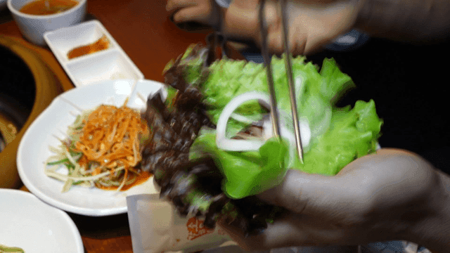 양념갈비와 양파, 쌈장이 곁들어진 상추쌈