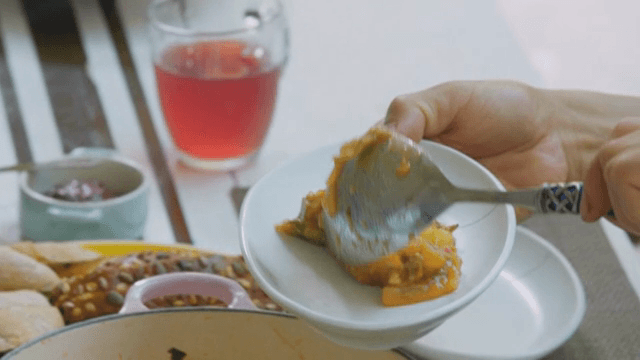 접시에 라타투이를 더는 사람