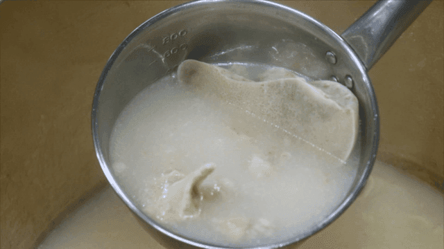 국자에 담긴 한우 사골 국물 뼈