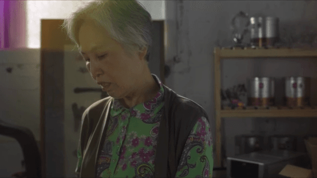 박스에서 물건을 꺼내며 화를 내는 노인