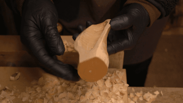 세밀한 뜰로 파낸 나무 조각 수공예품