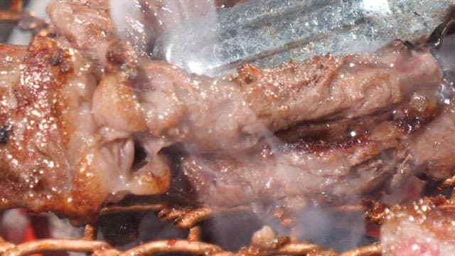 그릴 위에서 지글거리는 소고기