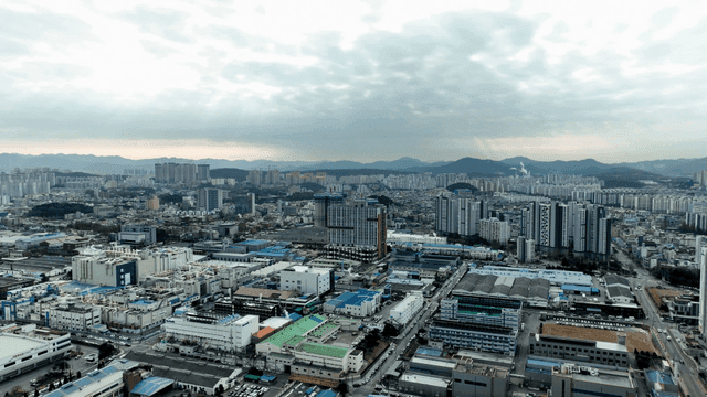 산업 지역이 있는 광활한 도시 풍경