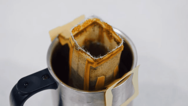 커피 필터에 뜨거운 물을 붓는 장면