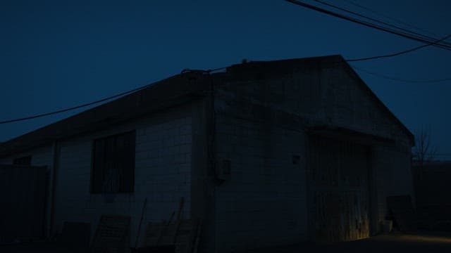 오래된 창고에서 나오는 사람