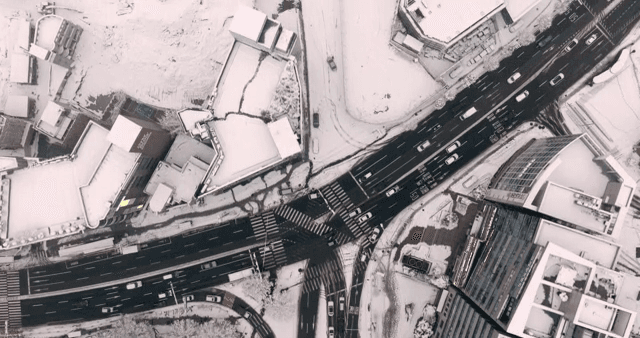 눈 덮인 도시 교차로와 교통