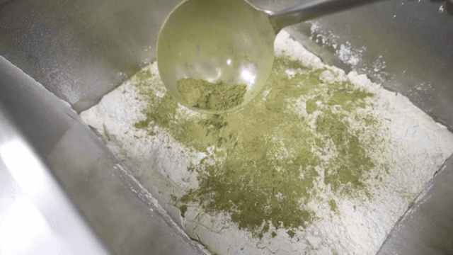 밀가루에 녹색 가루가 추가되는 장면