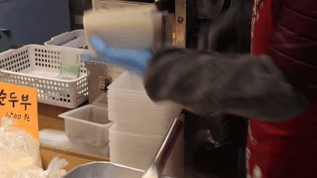 시장에서 두부를 포장하는 사람