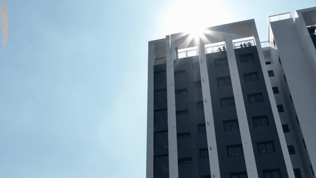 햇빛이 비치는 높은 건물