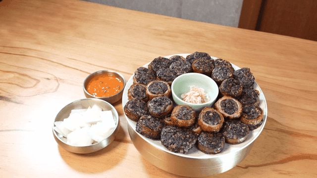 Makchang sundae served with assorted side dishes