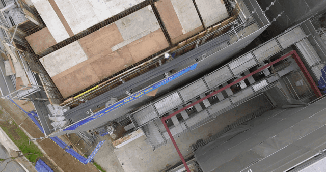 비계와 철근이 있는 건설 현장