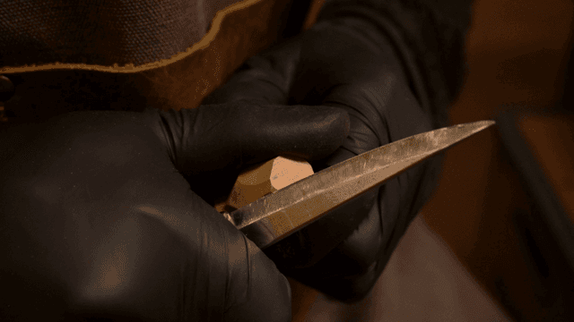 정교하게 칼로 나무를 조각하는 손