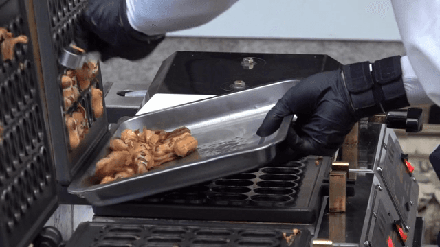 갓 구운 땅콩 모양의 빵