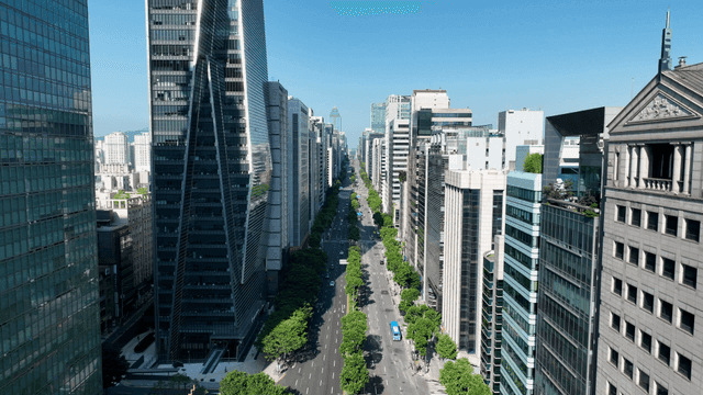 고층 건물로 둘러싸인 번화한 도시 거리