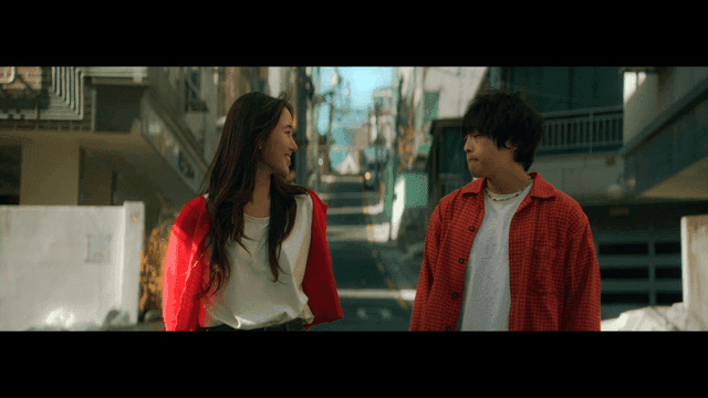 햇살 가득한 거리에서 걷는 두 커플