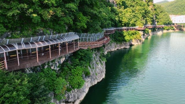 강변을 따라 이어진 경치 좋은 산책로