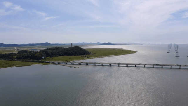 푸른 강 위의 다리와 섬