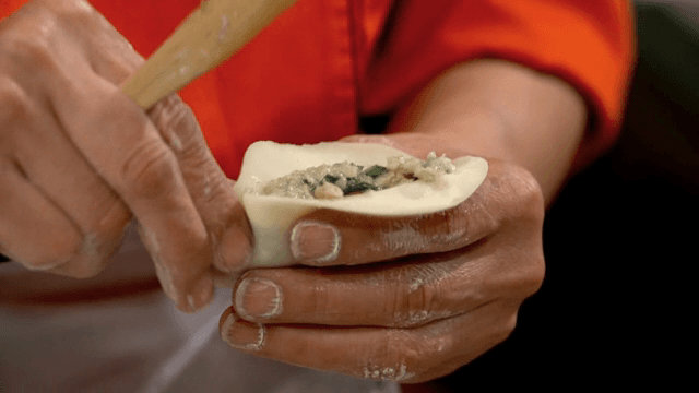 속을 채워 만두를 만드는 손