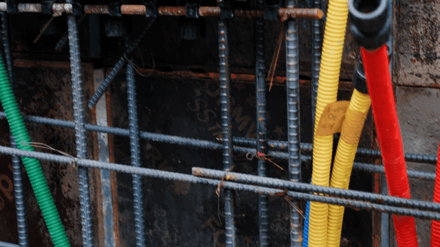 건설 현장의 다양한 색상의 케이블과 철근