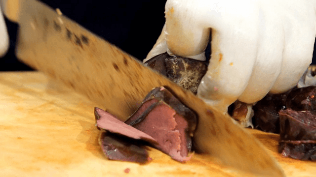 도마 위에서 순대가 썰리는 모습