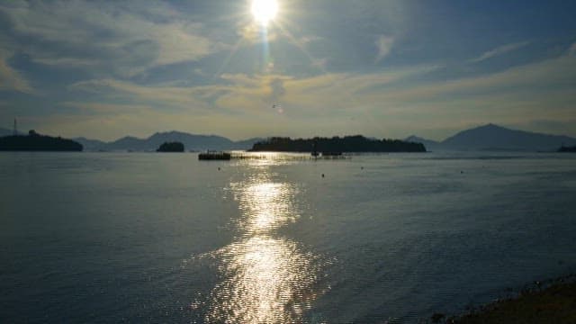 화창한 하늘 아래 평화로운 바다 풍경