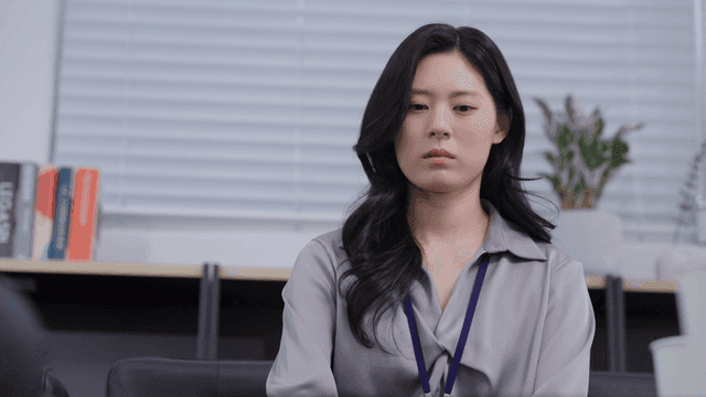 사무실에서의 긴장한 표정의 여성