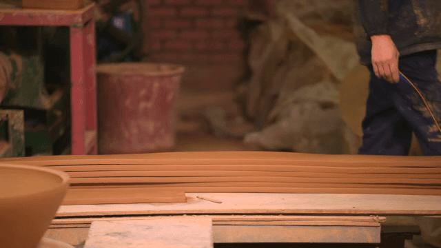 가지런히 올려진 점토 모형들