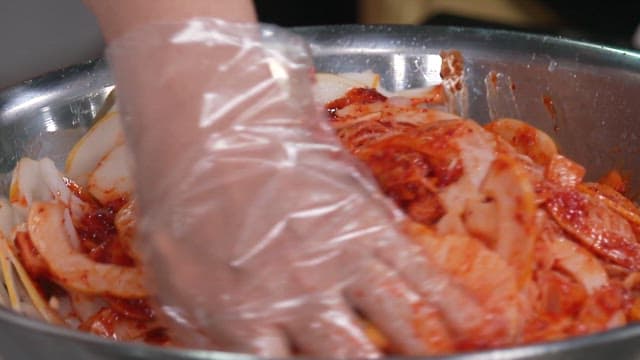 빨갛고 매콤한 소스와 비벼지는 신선한 참외 비빔국수