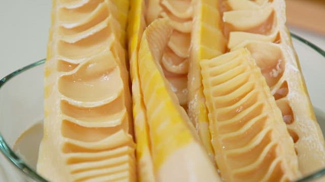 유리 그릇에 담긴 신선한 죽순