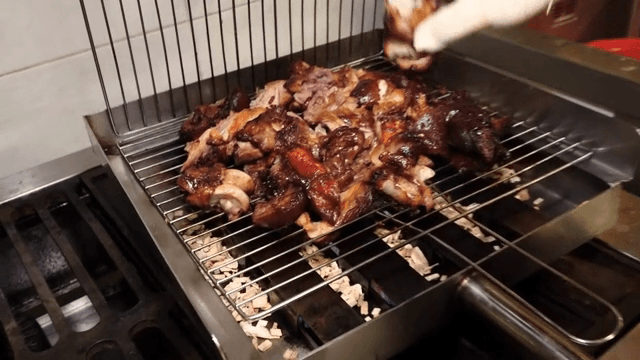 스토브에서 구워지는 족발