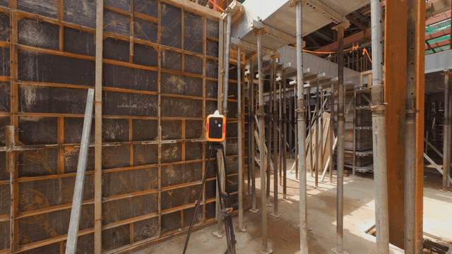 비계와 장비가 있는 건설 현장