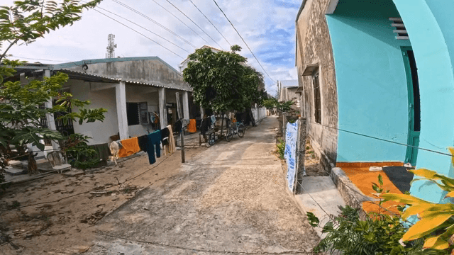 빨래가 있는 조용한 주택가 골목