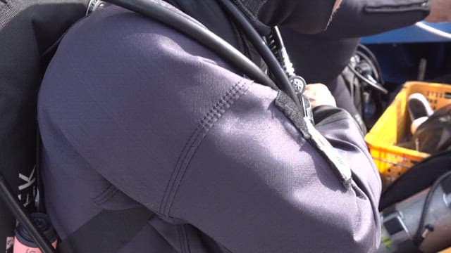 보트에서 잠수 준비를 하는 스쿠버 다이버들